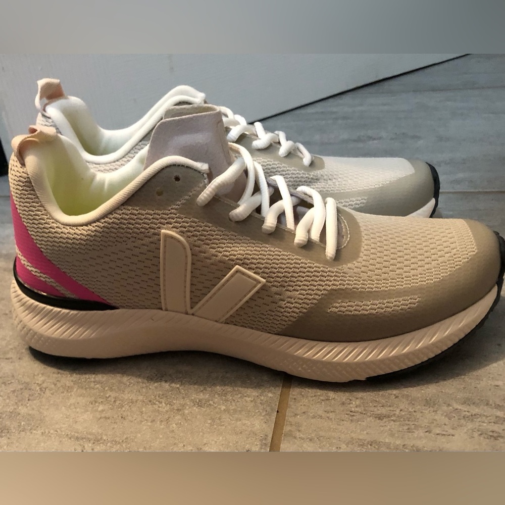Veja running shoes sneakers - BRAND NEW - size 7